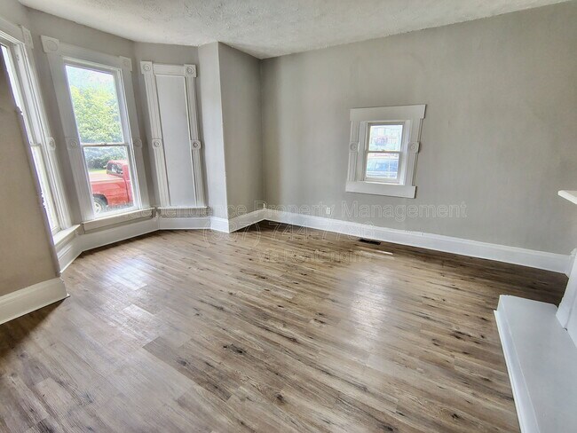 Photo - 817 S Main St