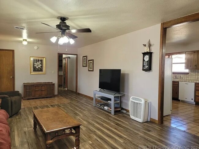 Photo - 415641 E 1094 Rd