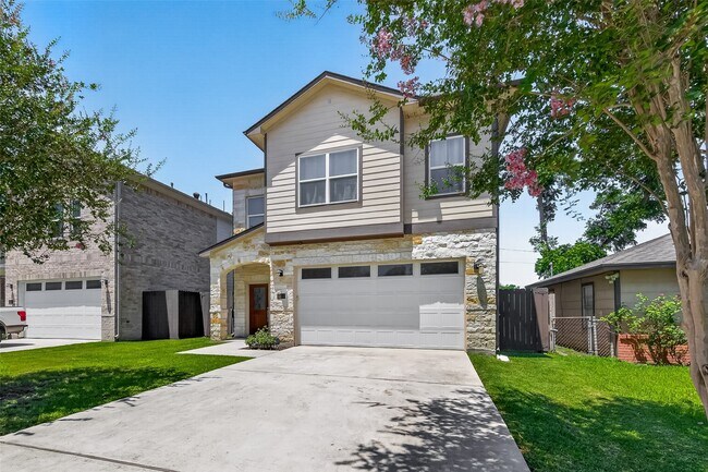 Photo - 2211 Silverbonnet St