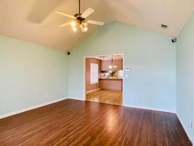 Photo - 113 Larkspur Ln