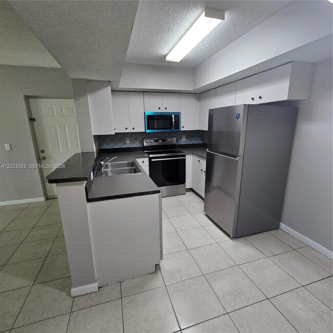 Building Photo - 5610 NW 61st St Unit 1122