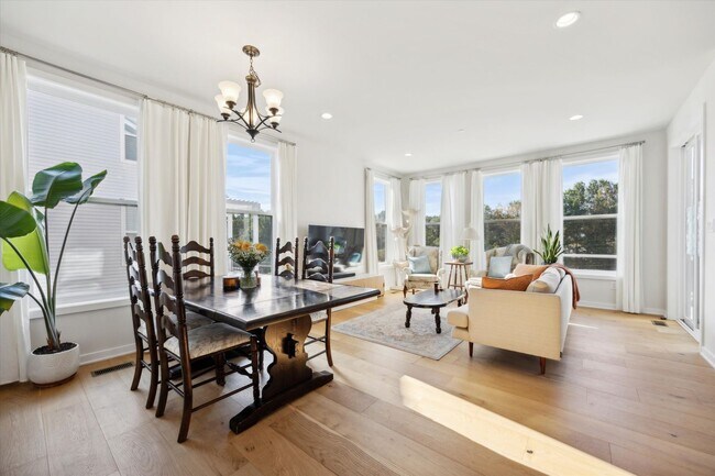 Photo - Luxury 3BD/2.5BA Townhouse is Franklin Sta...