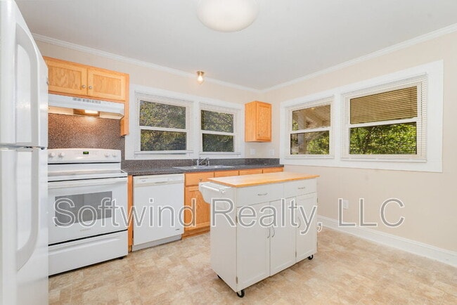 Photo - 210 Corban Ave SE