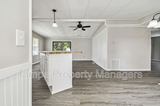 Photo - 201 Country Ln