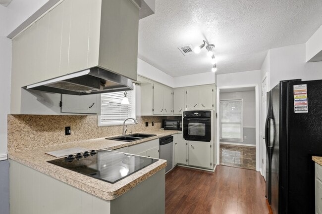 1905 Zapp Ln