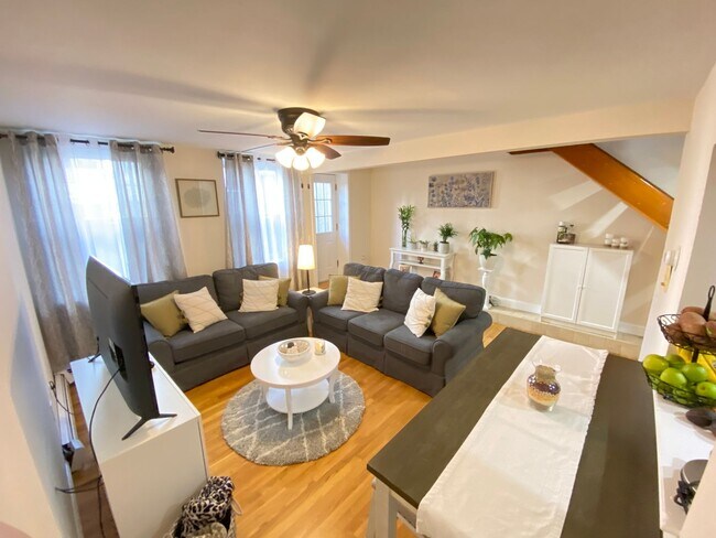 Building Photo - South Boston 2bed / 1bath with laundry in unit.