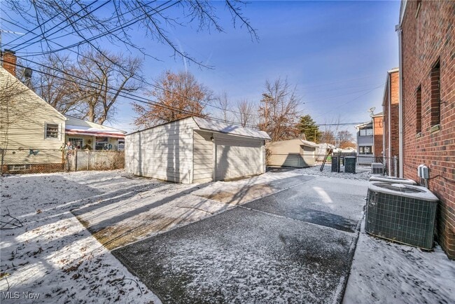 Photo - 422 E 222nd St Unit 2