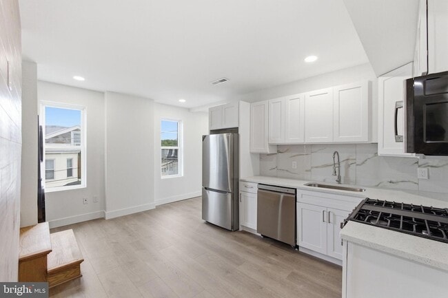 Building Photo - 213 Hermitage St