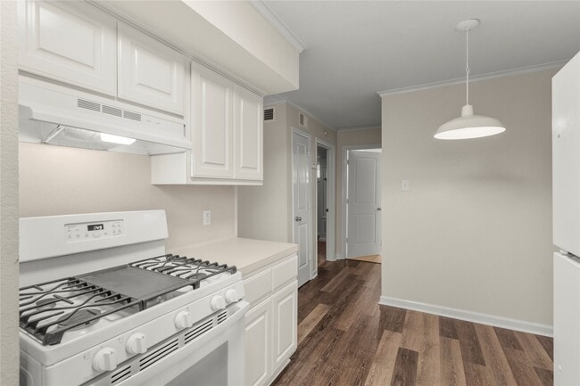 Building Photo - 102 The Strand Unit 19