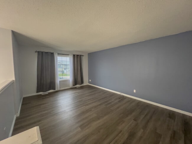 Photo - 4714-4739 39 St