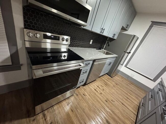 Photo - 2 Bedroom 1 Bath Duplex Upper Unit in Tacoma!