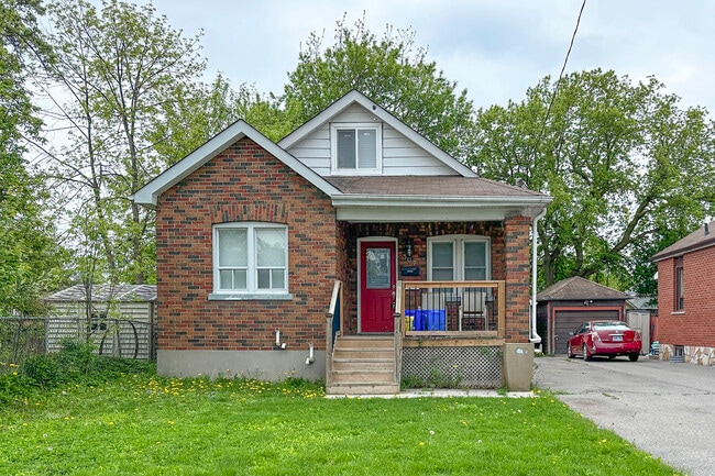 Building Photo - Cute and Cozy 2 Bedroom + Den Main Floor for Rent in Oshawa