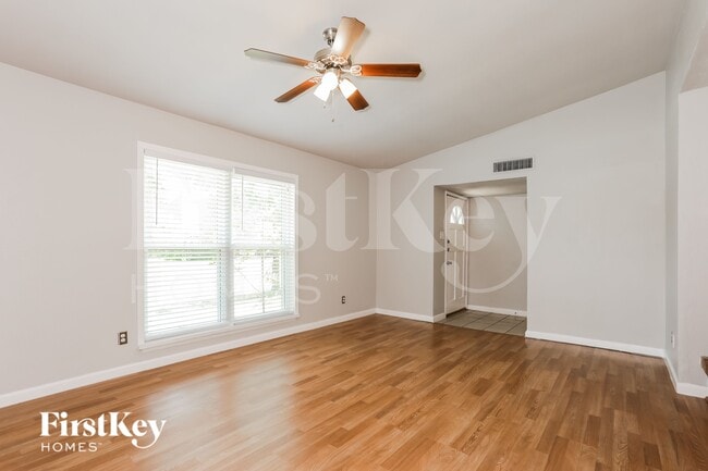 9113 Linda Vista Dr