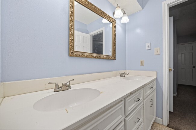Building Photo - 8103 Oak Moss Dr
