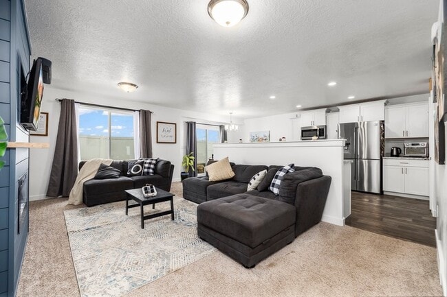 318 Wren Hill Ln