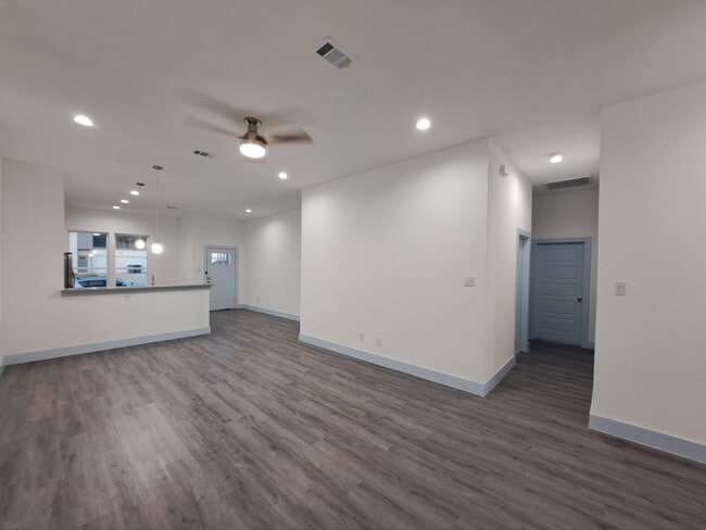 Photo - 3235 Noor St