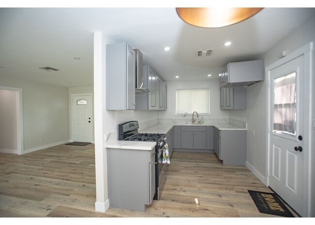 496 W 48th St