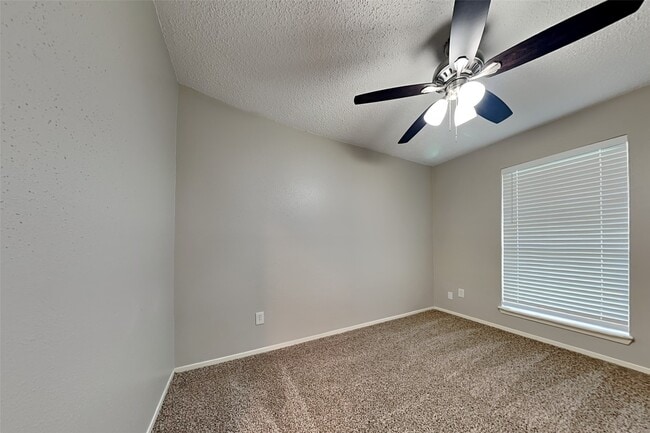 Building Photo - 18538 Spinney Ln
