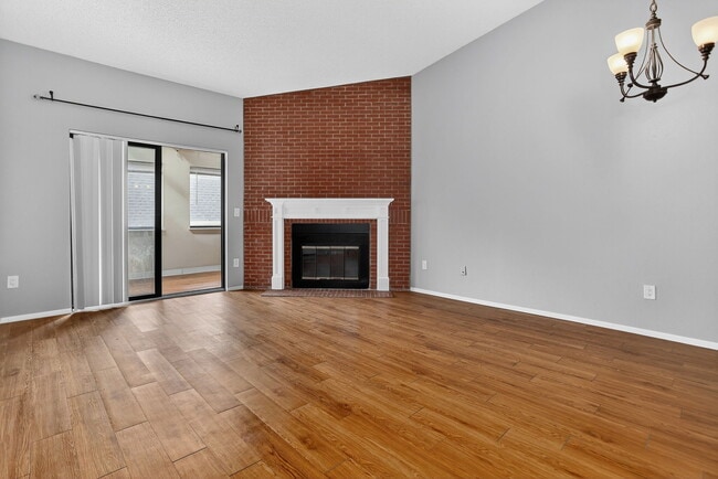 Building Photo - 534 E 7th Ave Unit 306