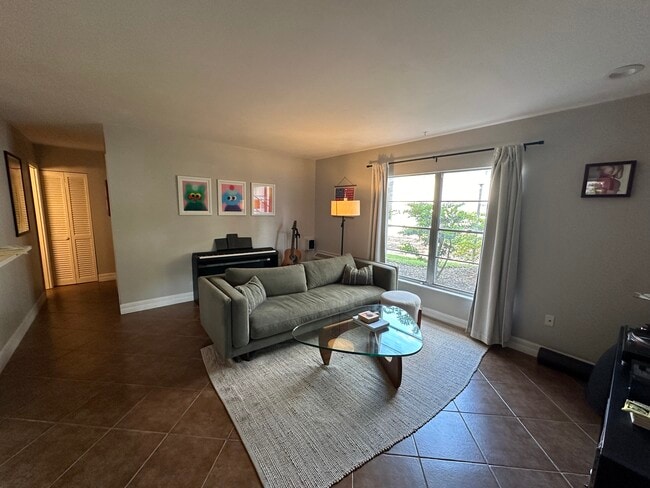 Building Photo - 132 W America St Unit 25