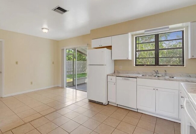 Photo - 2/2 w/ office & Flex Space Lakewood Park Home!