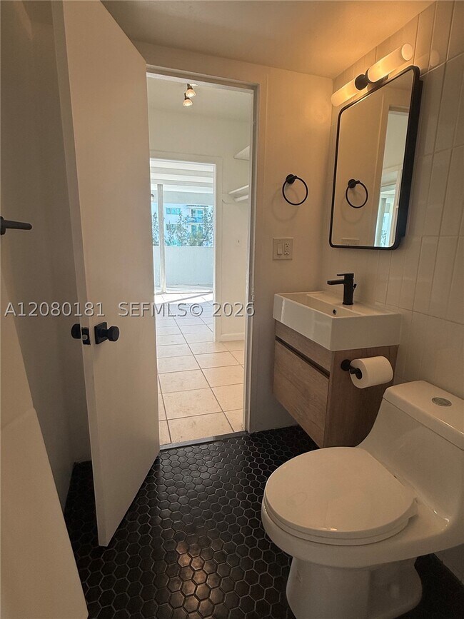 Building Photo - 7545 E Treasure Dr Unit 4I