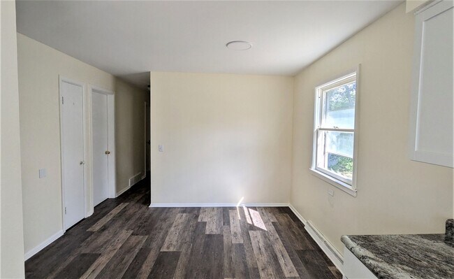 Photo - 1692 Roberts St