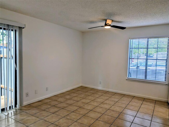 Building Photo - 905 E 51st St Unit 103