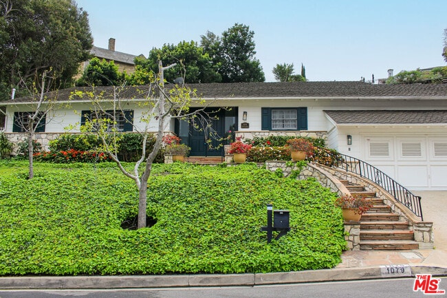 1079 Marilyn Dr