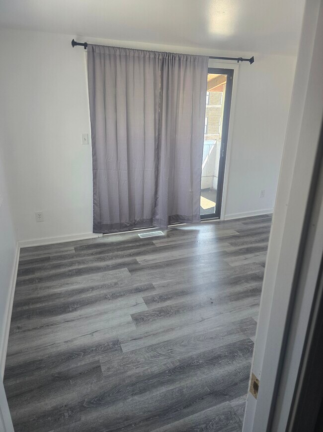 Master bedroom with patio door/balcony - 1001 Romayne Ave
