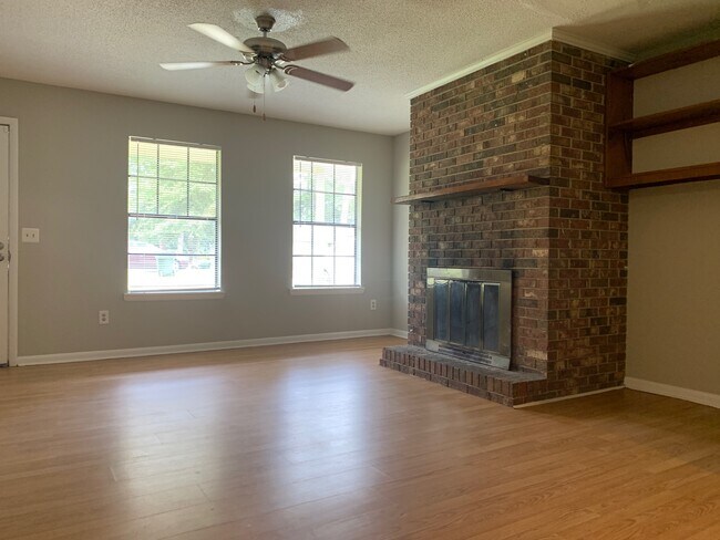 Photo - 812 Robin Hood Trail