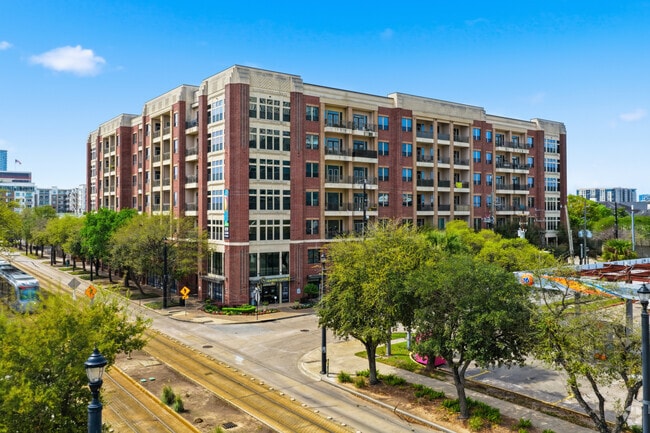 Building Photo - Midtown on the Rail