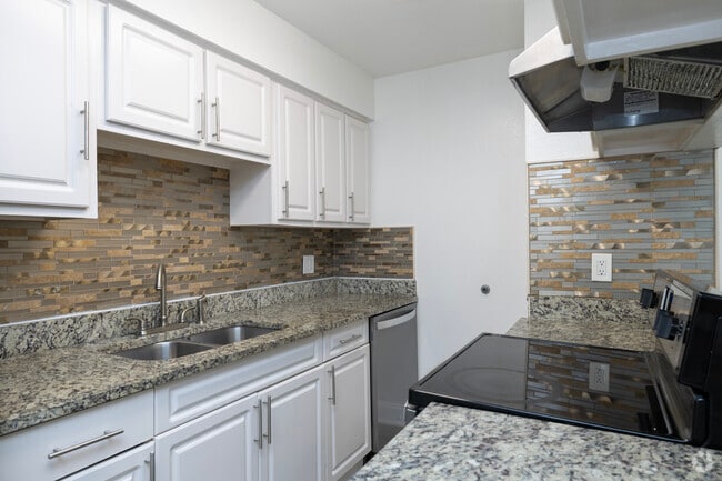 2BR, 1BA - 830SF - Kitchen