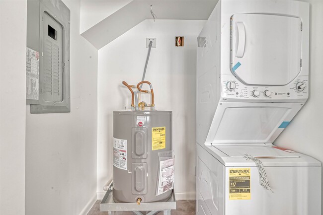 Building Photo - 1924 Calumet St Unit 202