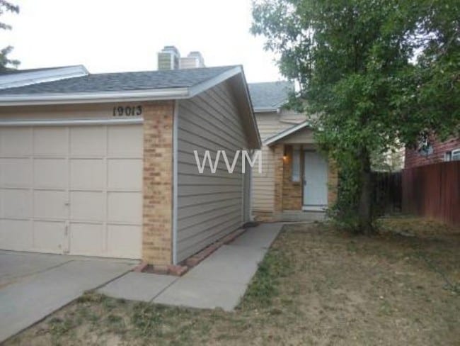 Aurora East Bi-level with garage - Aurora East Bi-level with garage House