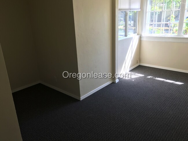 Photo - 4 bedroom home near campus available 8.14.2026 Unit #1