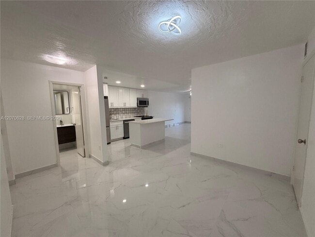 Photo - 7000 NW 17th St Unidad 320