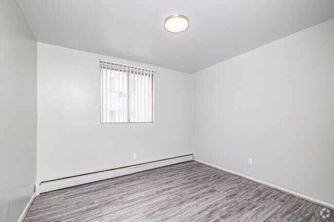 2BR, 1BA - 1000SF - Bedroom