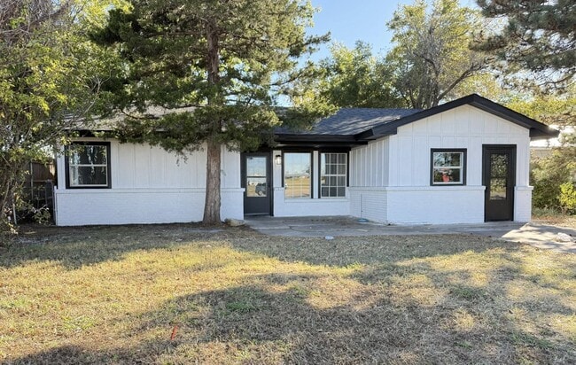 Building Photo - 904 W Robinson St