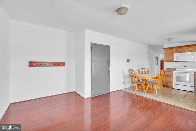 Photo - 3151 Richmond St