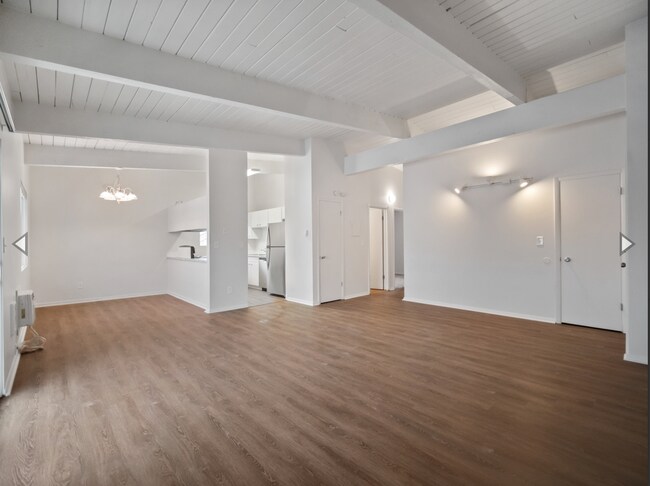 Photo - DESIRABLE MILLWOOD NEIGHBORHOOD ON TREE LI... Unidad 8921