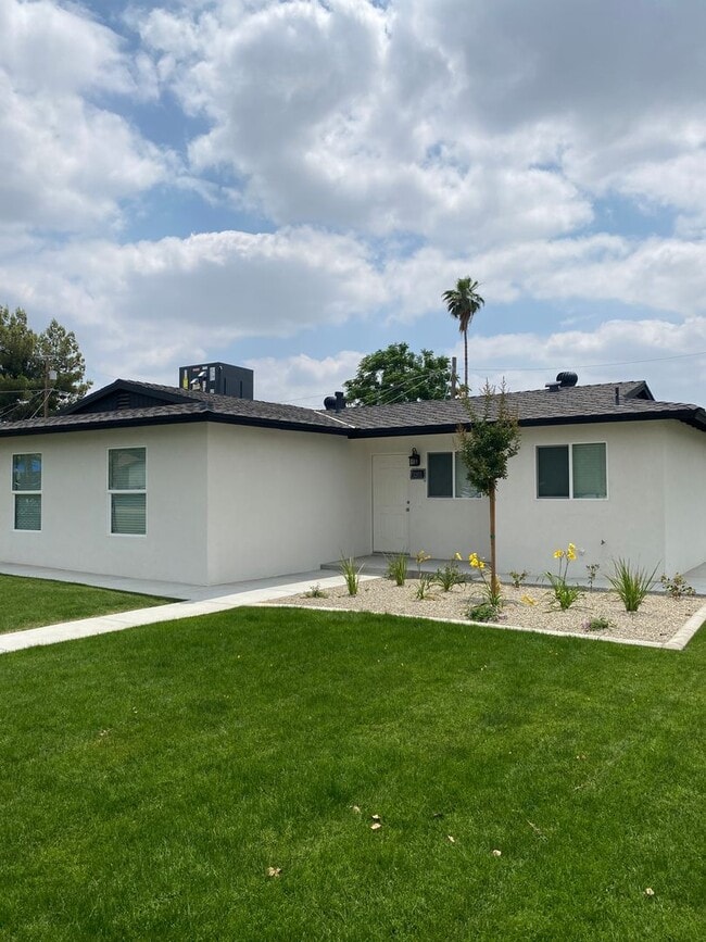Building Photo - 3201 Mesa Dr