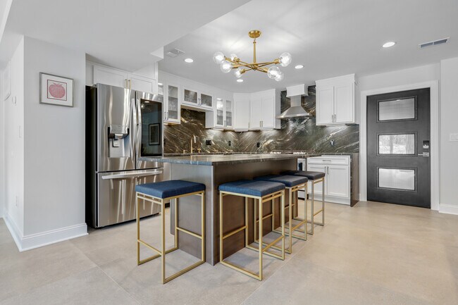 Photo - 42 North Rd Unit Modern Retreat