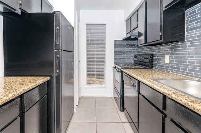 Photo - Colonial Woods Apts