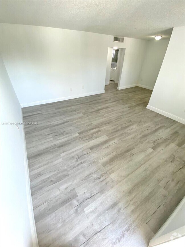 Building Photo - 400 NE 1st St Unit 209 Rental