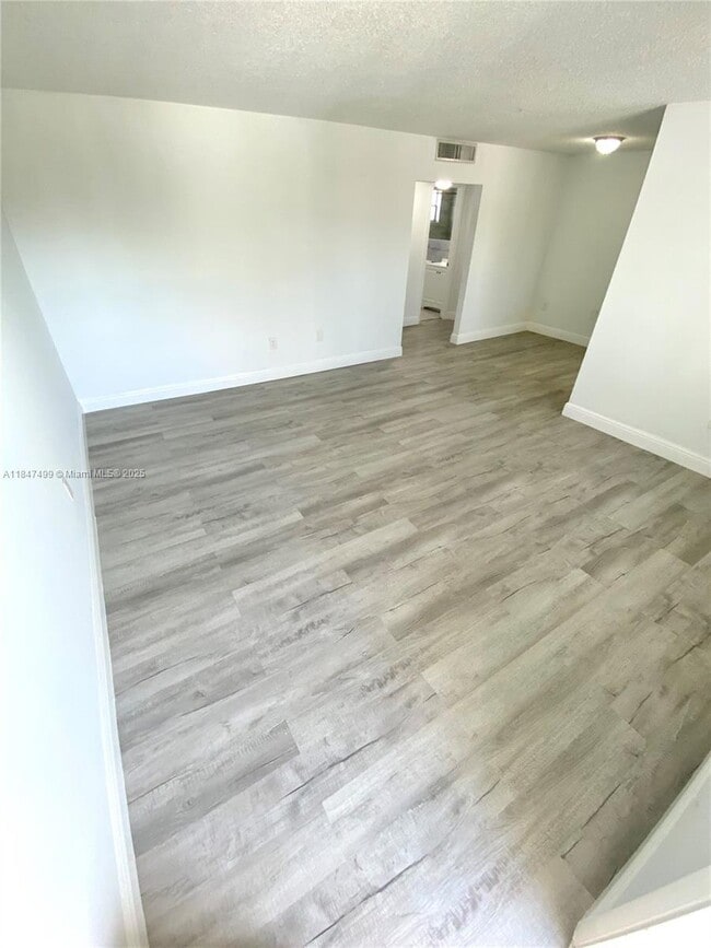 Building Photo - 400 NE 1st St Unit 209 Rental