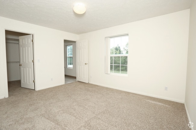 Dormitorio principal de dos dormitorios y dos baños - Tammany on the Ponds Apartments