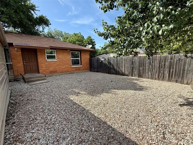 Building Photo - 1400 Justin Ln Rental