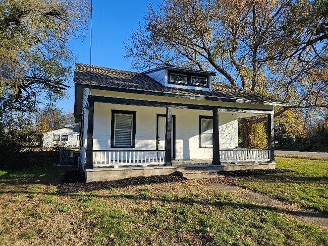 Building Photo - 715 E Church St