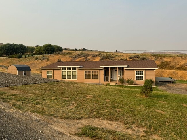 Building Photo - 4 Bed 3 Bath Home with Expansive Country V...